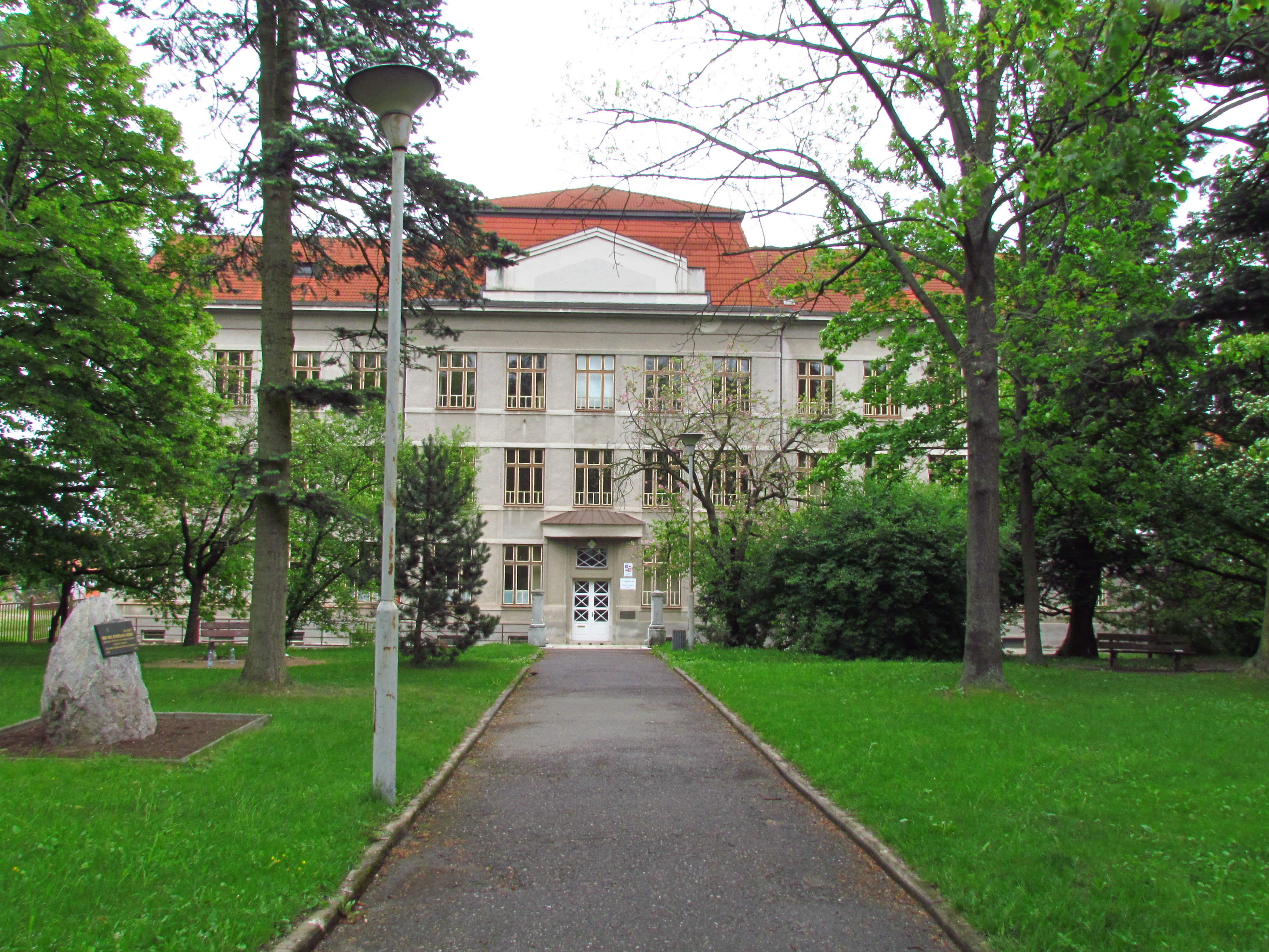 Víte, jak se jmenuje park před gymnáziem?